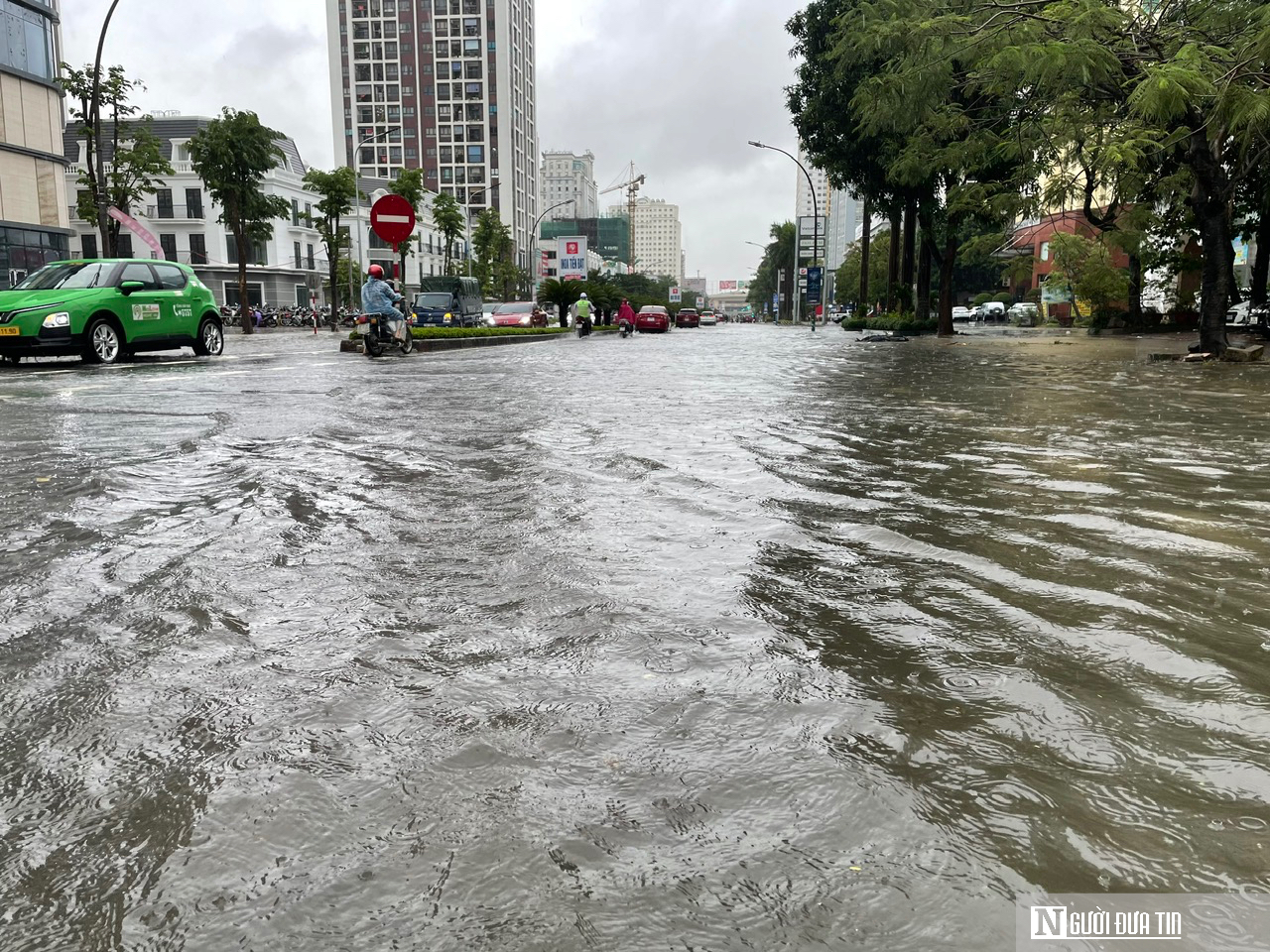 Mưa lớn khiến nhiều tuyến phố ở Nghệ An ngập sâu, phương tiện chết máy- Ảnh 7. Mưa lớn khiến nhiều tuyến phố ở Nghệ An ngập sâu, phương tiện chết máy- Ảnh 7.