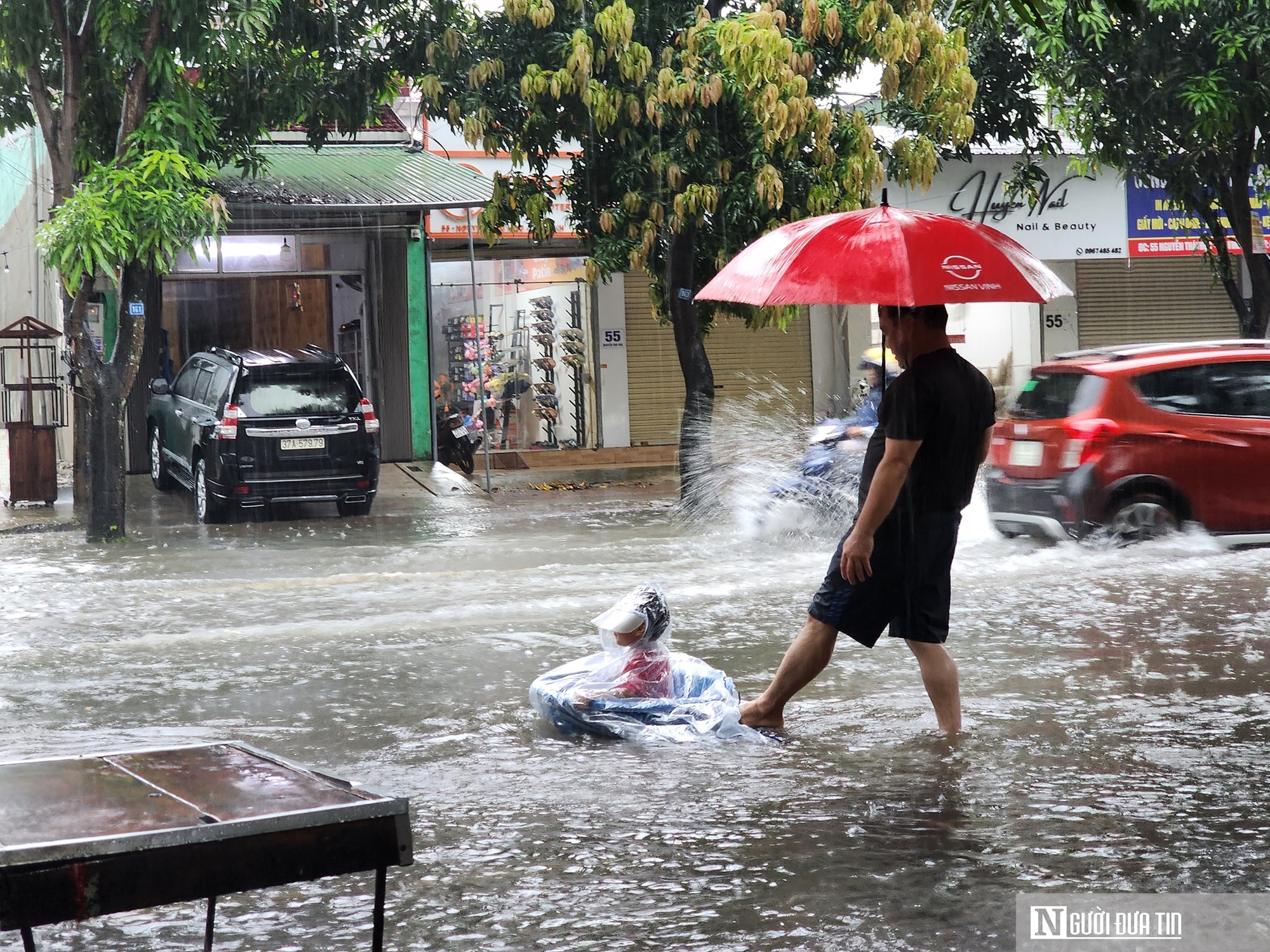 Mưa lớn khiến nhiều tuyến phố ở Nghệ An ngập sâu, phương tiện chết máy- Ảnh 10. Mưa lớn khiến nhiều tuyến phố ở Nghệ An ngập sâu, phương tiện chết máy- Ảnh 10.