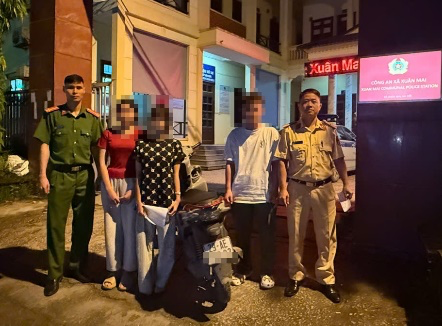 Xử lý nhóm học sinh điều khiển xe máy có một số hành động gây phản cảm- Ảnh 1. Xử lý nhóm học sinh điều khiển xe máy có một số hành động gây phản cảm- Ảnh 1.