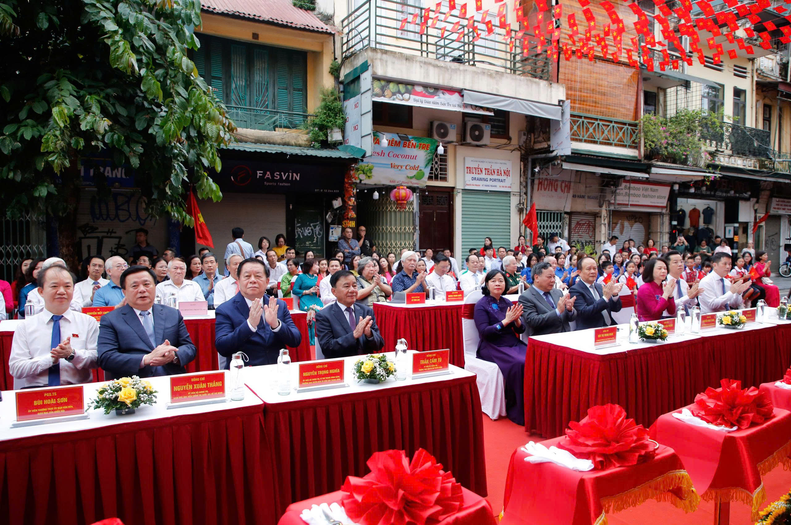 Hà Nội gắn biển công trình và trưng bày triển lãm tại di tích lịch sử 48 Hàng Ngang - Ảnh 1.