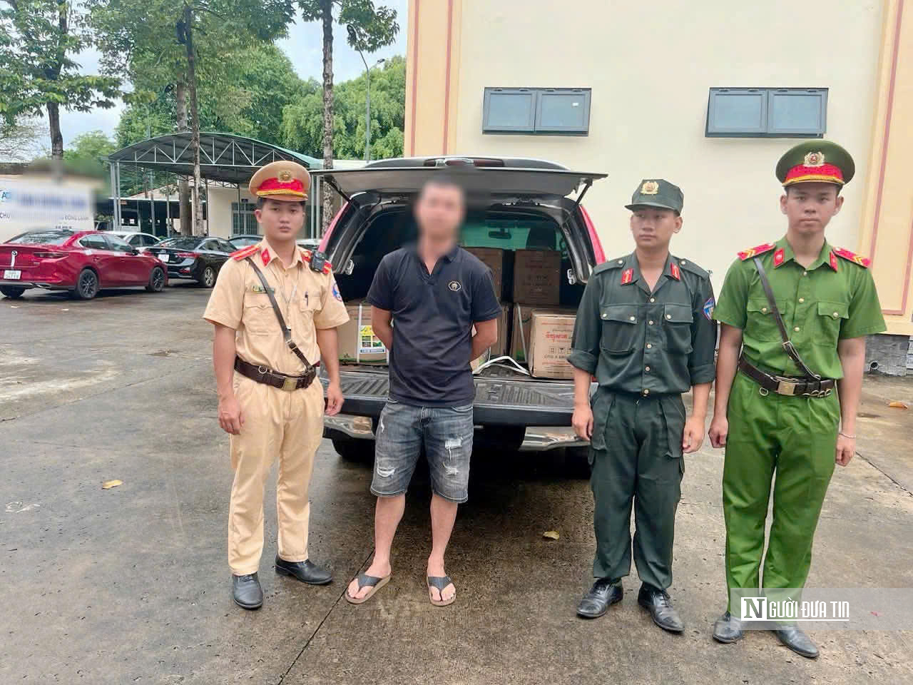 Bắt giữ xe tải chở thuốc diệt cỏ có tem nhãn nước ngoài- Ảnh 1. Bắt giữ xe tải chở thuốc diệt cỏ có tem nhãn nước ngoài- Ảnh 1.