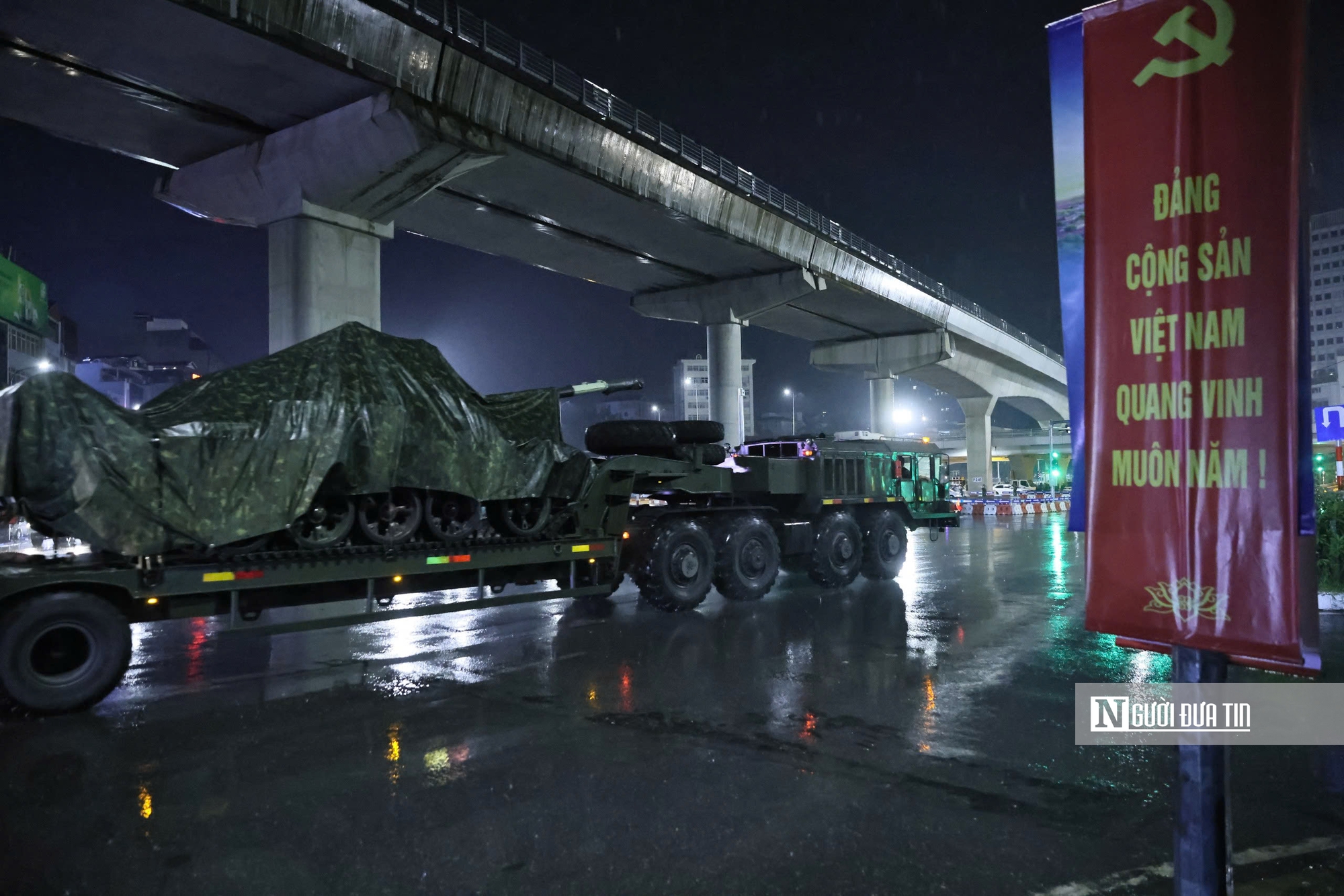 Xe pháo quân sự A80 hành quân về trung tâm Hà Nội trong đêm mưa- Ảnh 4. Xe pháo quân sự A80 hành quân về trung tâm Hà Nội trong đêm mưa- Ảnh 4.