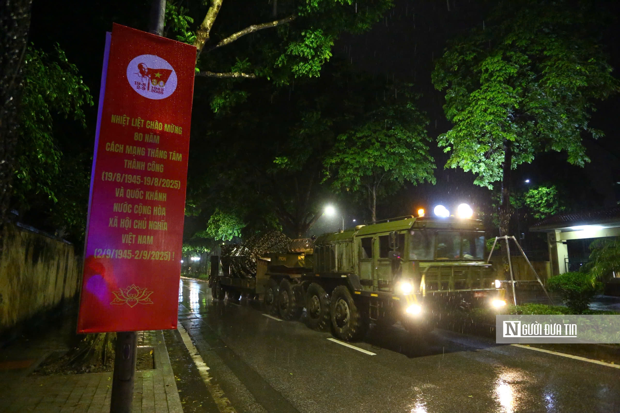 Xe pháo quân sự A80 hành quân về trung tâm Hà Nội trong đêm mưa- Ảnh 7. Xe pháo quân sự A80 hành quân về trung tâm Hà Nội trong đêm mưa- Ảnh 7.
