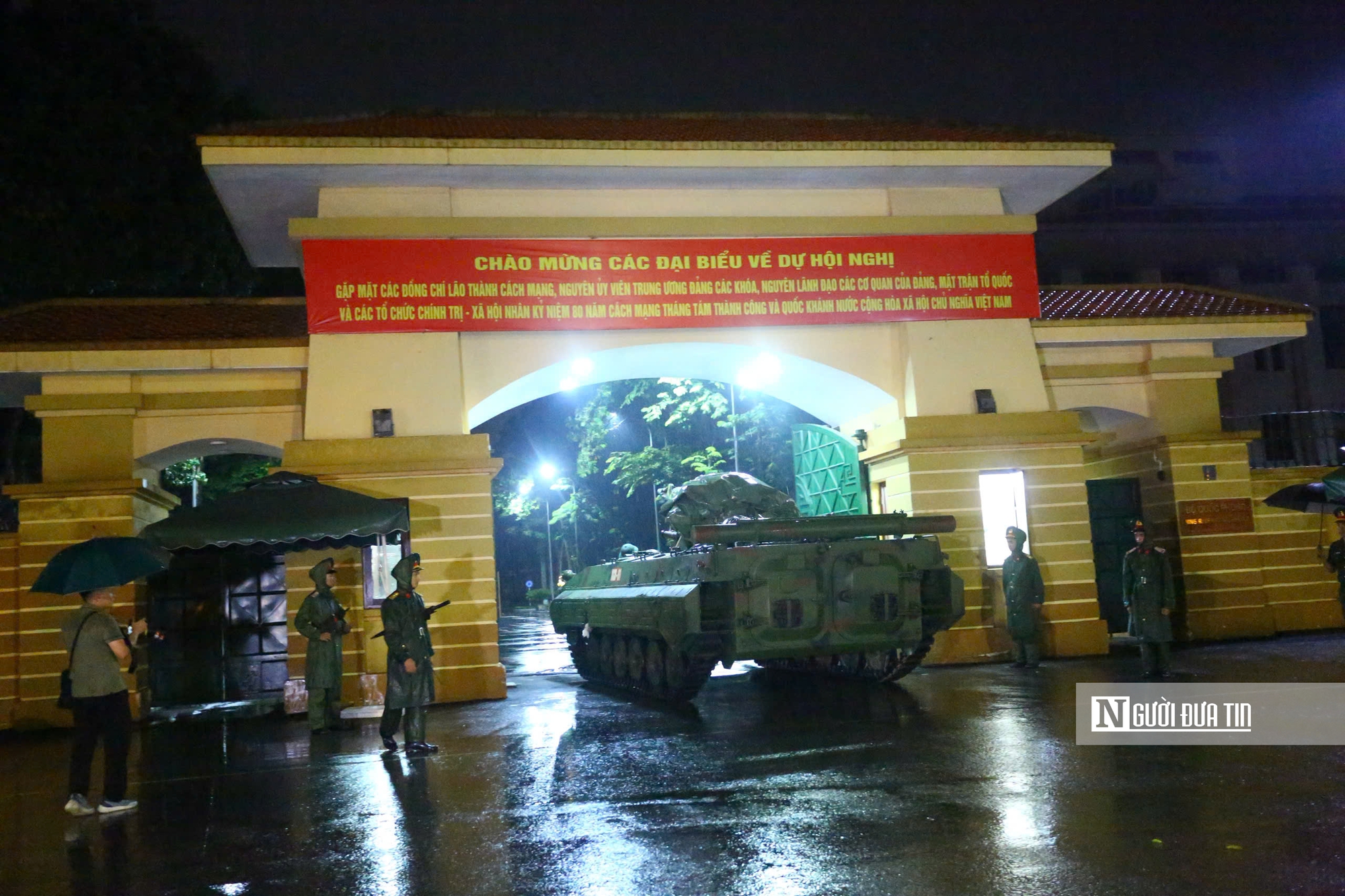 Xe pháo quân sự A80 hành quân về trung tâm Hà Nội trong đêm mưa- Ảnh 12. Xe pháo quân sự A80 hành quân về trung tâm Hà Nội trong đêm mưa- Ảnh 12.