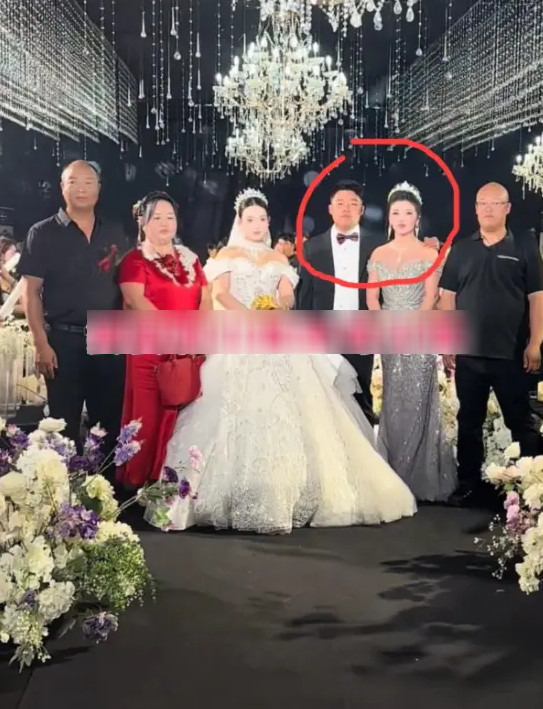 Xuất hiện tại đám cưới con trai, mẹ chú rể diện chiếc váy khiến ai nấy ngán ngẩm - Ảnh 1.