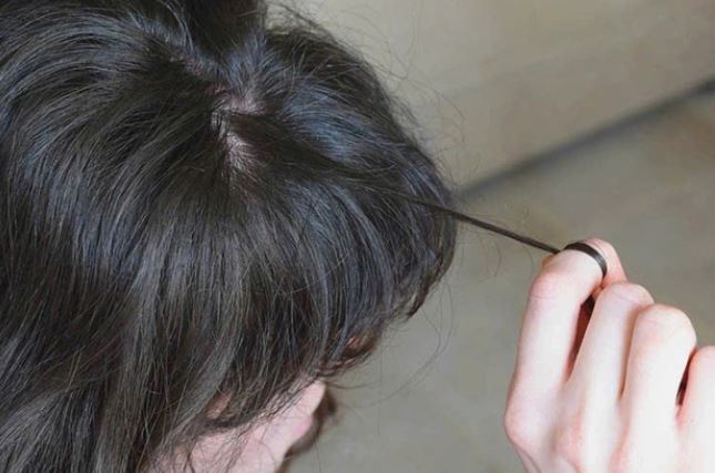 Bé gái đau bụng dữ dội, đi khám, bác sĩ sốc nặng khi thấy thứ bên trong - Ảnh 3.