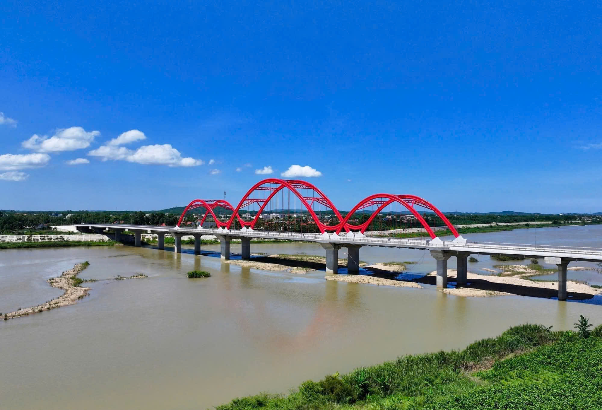 Khánh thành cầu vòm thép đầu tiên ở Quảng Ngãi, tổng vốn đầu tư 850 tỉ đồng - Ảnh 2.