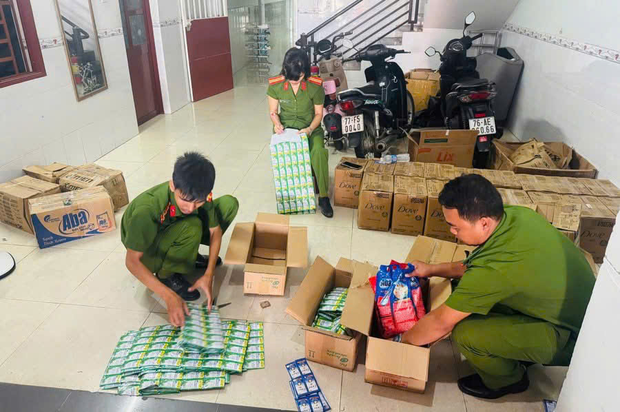 Phát hiện 40.000 sản phẩm tiêu dùng nhái nhãn hiệu nổi tiếng chuẩn bị tuồn ra thị trường- Ảnh 1.