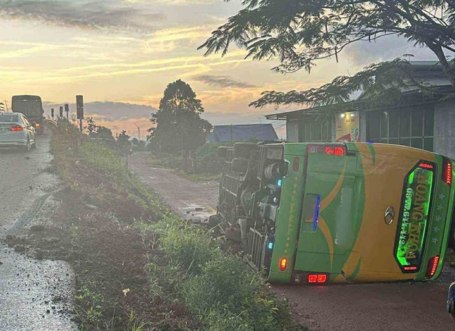 Vụ lật xe khách chở 46 người ở Đắk Lắk: Có người phải cắt cả tay - Ảnh 1.