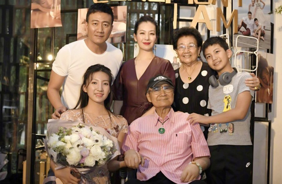 "Kiều Phong đẹp trai nhất Thiên Long bát bộ", U60 phong độ, hạnh phúc viên mãn- Ảnh 6. "Kiều Phong đẹp trai nhất Thiên Long bát bộ", U60 phong độ, hạnh phúc viên mãn- Ảnh 6.