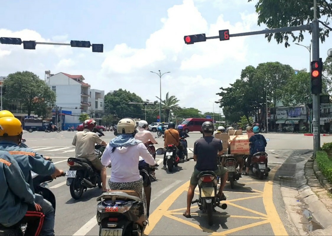 Phạt tới 22 triệu đồng nếu rẽ phải khi đèn đỏ, CSGT chỉ ra các trường hợp được phép - Ảnh 1.