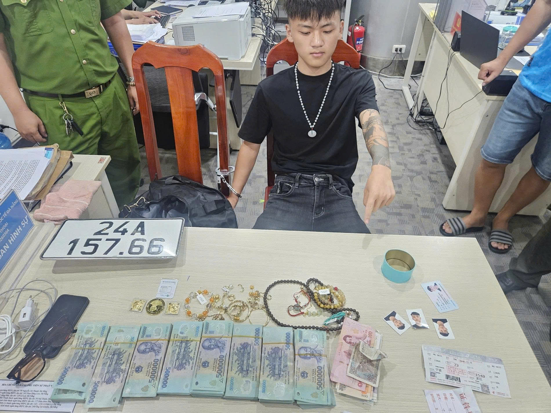 Công an Đà Nẵng bắt hai người Trung Quốc trộm hơn 600 triệu đồng- Ảnh 1.