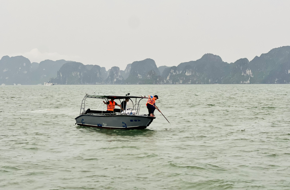 Quảng Ninh nghiên cứu lắp đặt hệ thống cảnh báo sớm giông, lốc trên vịnh Hạ Long- Ảnh 1.