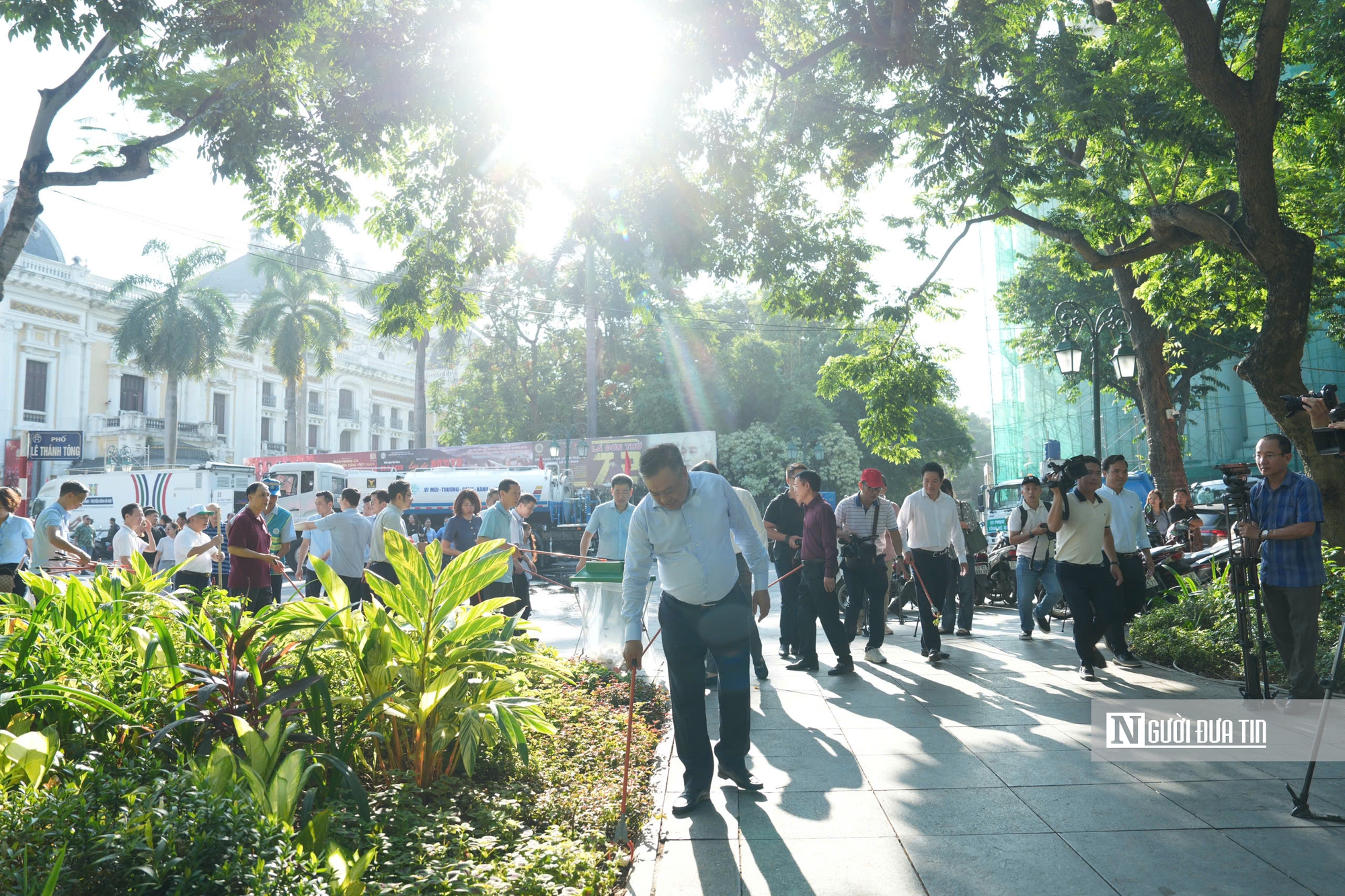Hà Nội kêu gọi mỗi người dân là một "công nhân môi trường"- Ảnh 1.