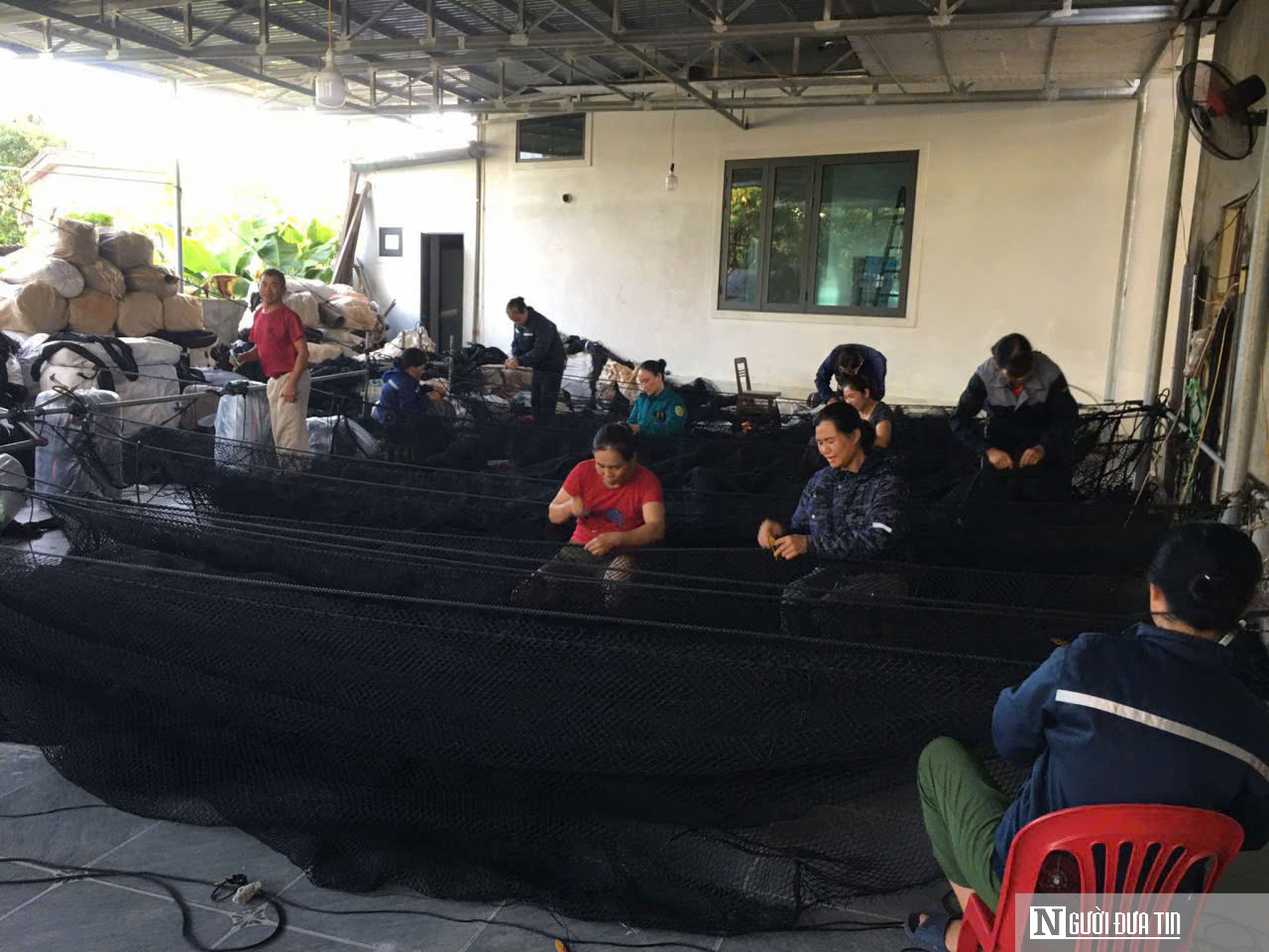 Những người phụ nữ trung niên tỉ mẫn với nghề đan lưới lồng- Ảnh 1. Những người phụ nữ trung niên tỉ mẫn với nghề đan lưới lồng- Ảnh 1.