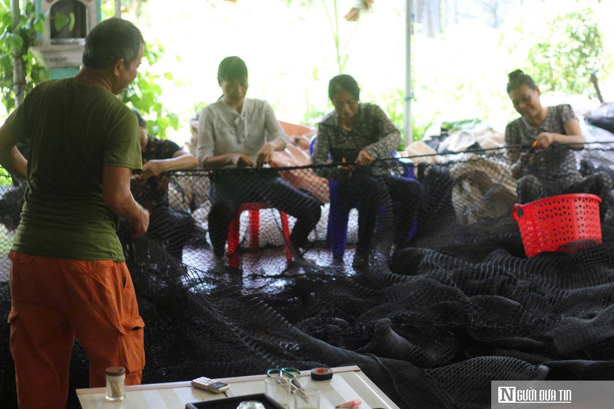 Những người phụ nữ trung niên tỉ mẫn với nghề đan lưới lồng- Ảnh 6. Những người phụ nữ trung niên tỉ mẫn với nghề đan lưới lồng- Ảnh 6.