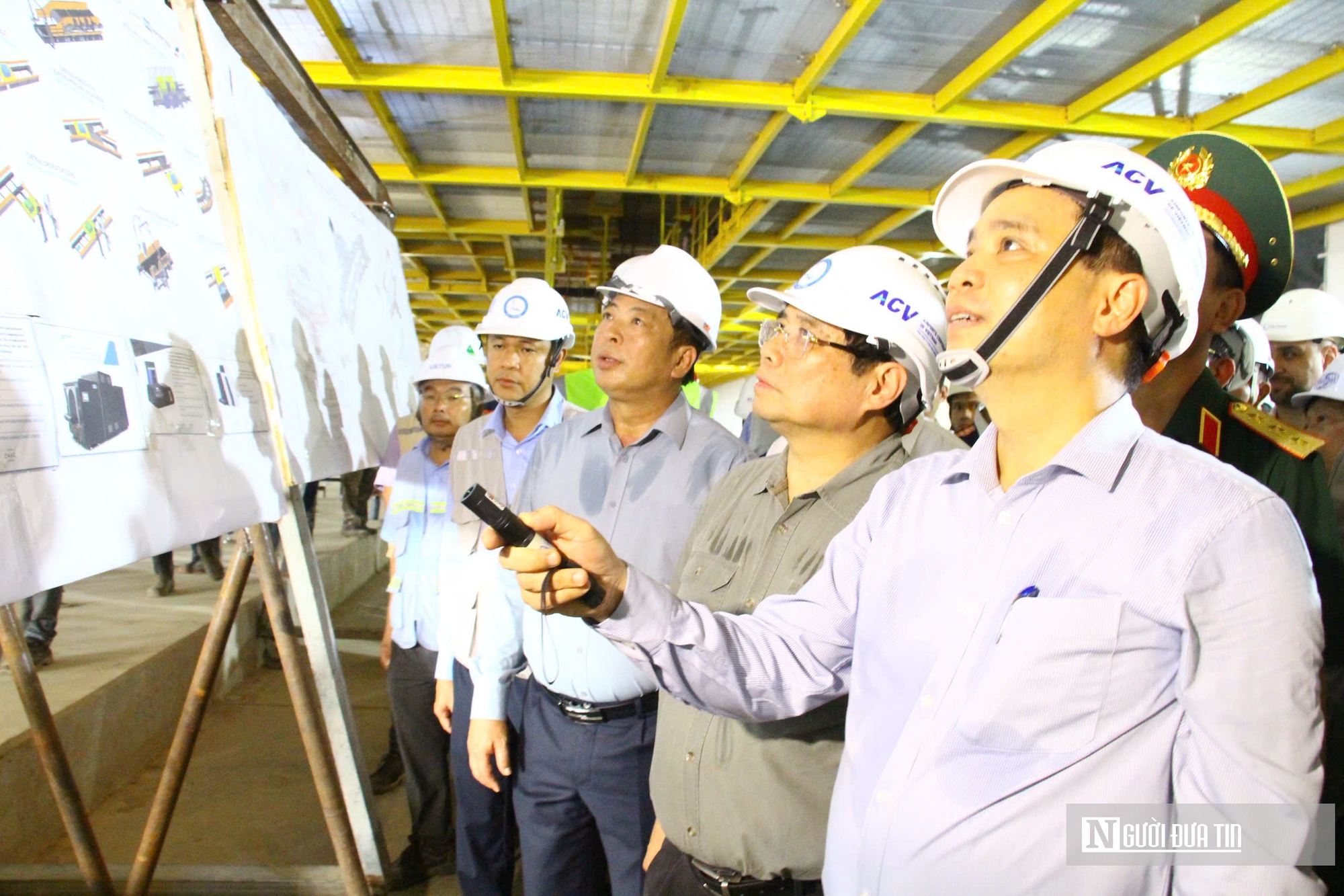 Thủ tướng Phạm Minh Chính thị sát đường cất hạ cánh, nhà ga sân bay Long Thành - Ảnh 4.