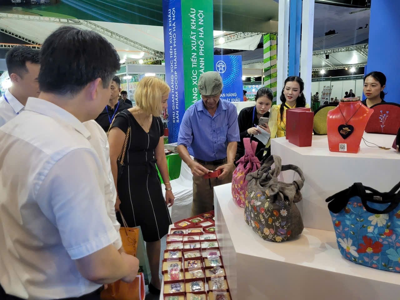 Hà Nội đẩy mạnh xuất khẩu sản phẩm OCOP tại Hội chợ xuất khẩu 2025 - Ảnh 2.