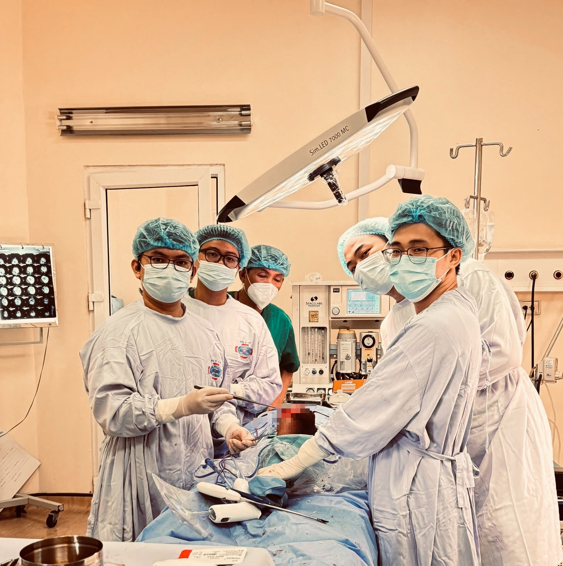 Cứu đôi chân bé trai 10 tuổi khỏi hiểm họa tàn tật- Ảnh 1. Cứu đôi chân bé trai 10 tuổi khỏi hiểm họa tàn tật- Ảnh 1.