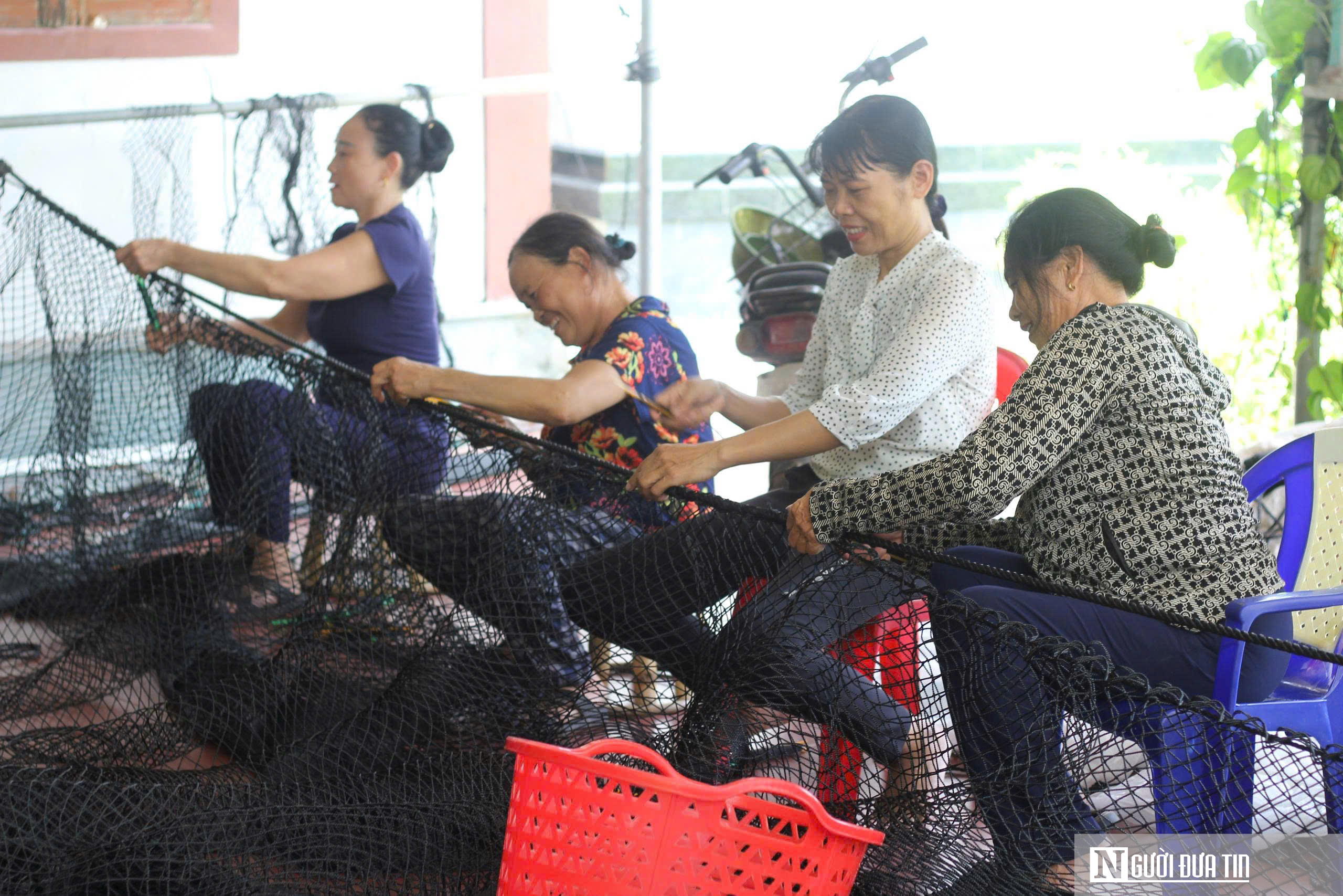 Những người phụ nữ trung niên tỉ mẫn với nghề đan lưới lồng- Ảnh 7. Những người phụ nữ trung niên tỉ mẫn với nghề đan lưới lồng- Ảnh 7.