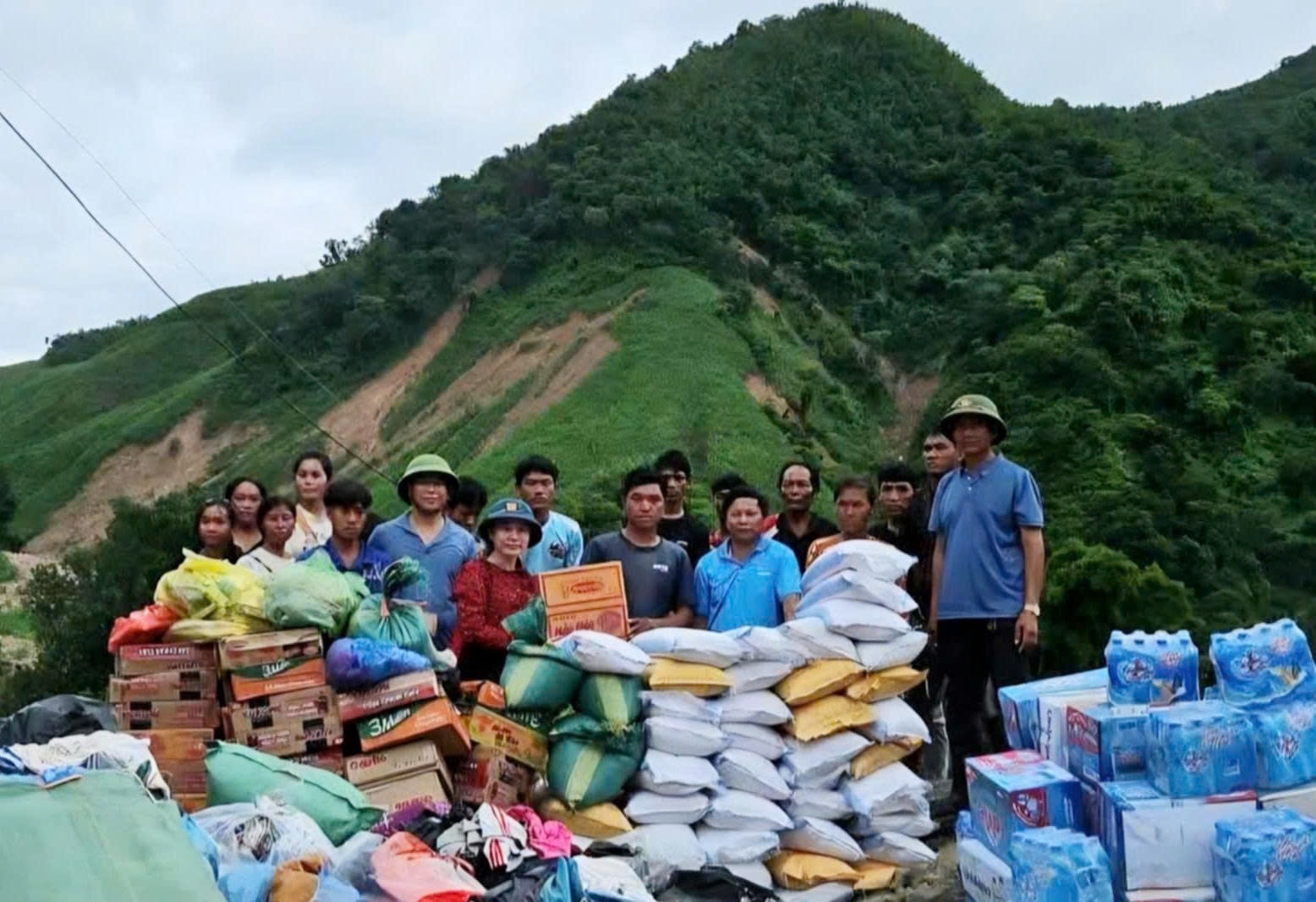 Xúc động người dân vùng lũ Nghệ An chia sẻ hàng cứu trợ với nhân dân nước bạn Lào- Ảnh 2.