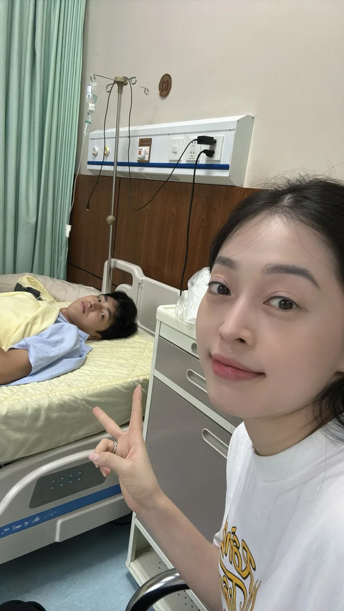 Á hậu Phương Nga lộ vòng hai lùm lùm khi chăm chồng nằm viện, nghi vấn có "tin vui"- Ảnh 5.