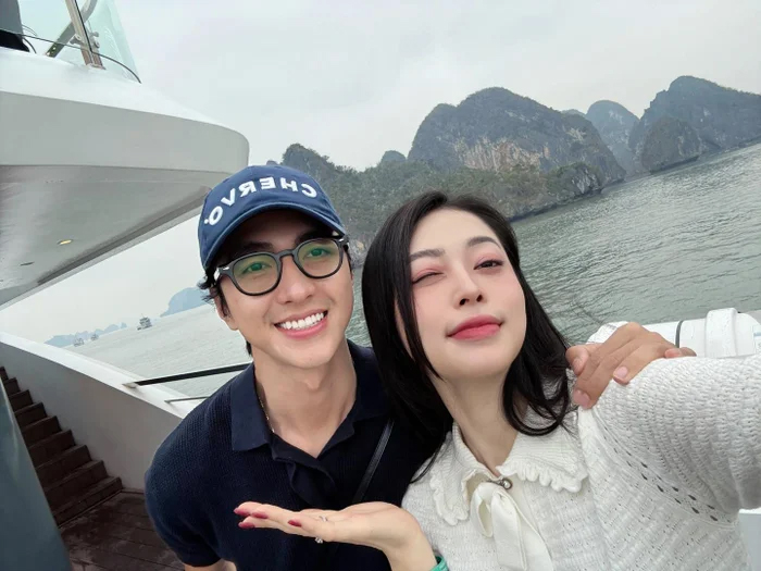 Á hậu Phương Nga lộ vòng hai lùm lùm khi chăm chồng nằm viện, nghi vấn có "tin vui"- Ảnh 7.