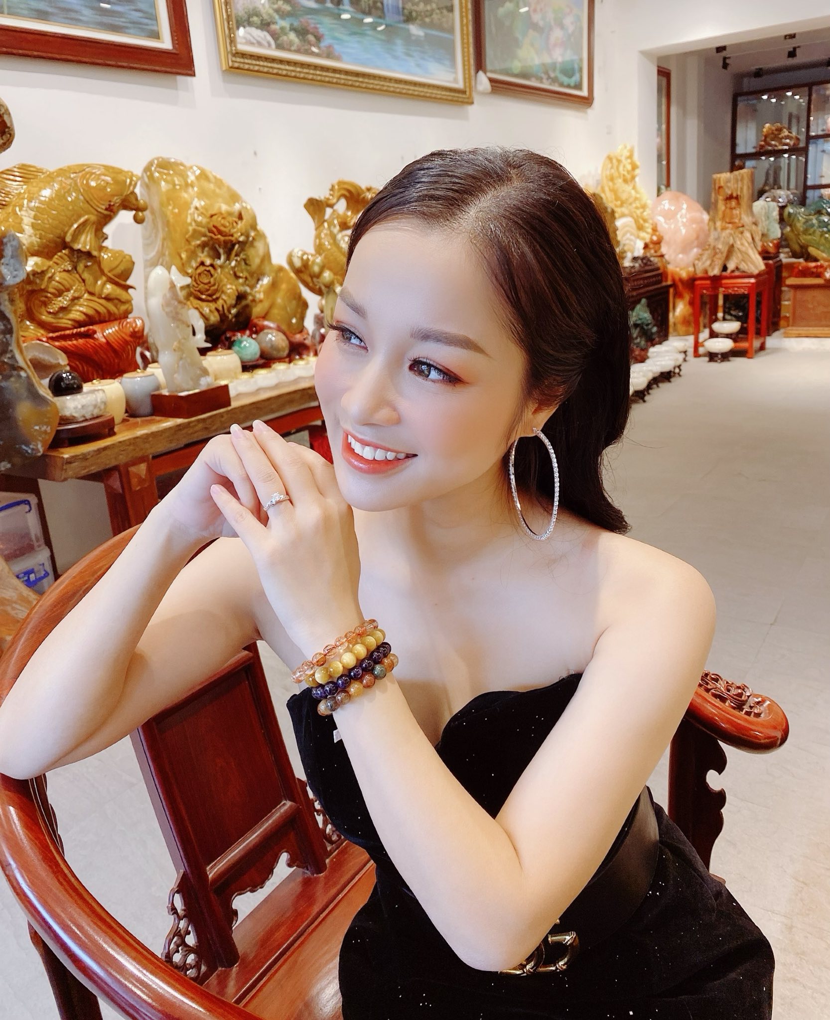 Nàng "Vàng Anh đời đầu": Tuổi 40 cuộc sống sang chảnh, nhan sắc thăng hạng- Ảnh 12. Nàng "Vàng Anh đời đầu": Tuổi 40 cuộc sống sang chảnh, nhan sắc thăng hạng- Ảnh 12.