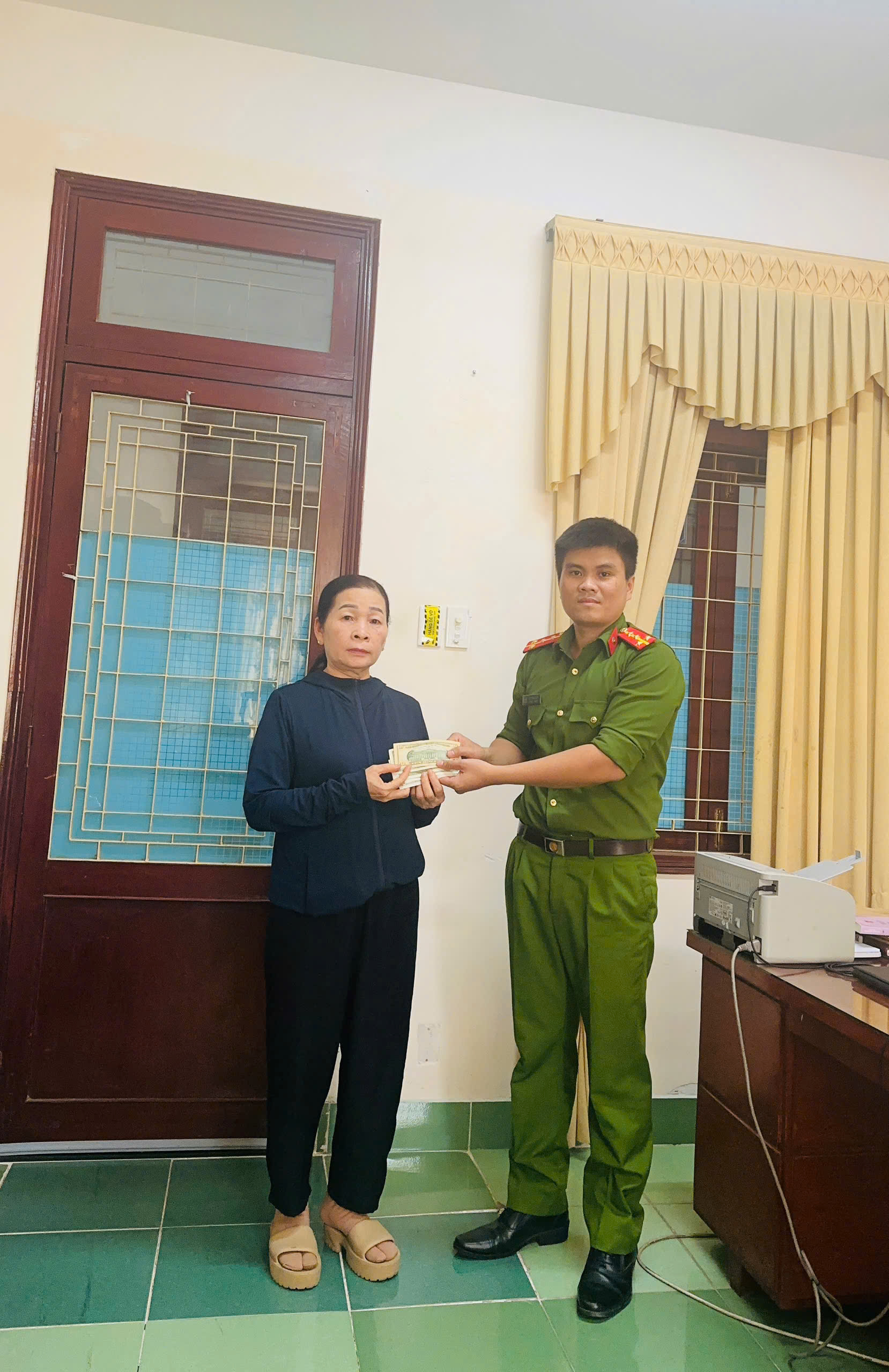 Quảng Ngãi: Bắt đối tượng gây loạt vụ đột nhập nhà dân trộm vàng, ngoại tệ- Ảnh 2.