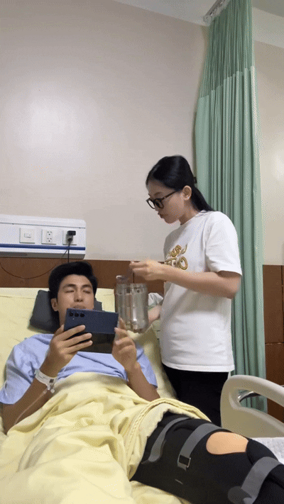 Á hậu Phương Nga lộ vòng hai lùm lùm khi chăm chồng nằm viện, nghi vấn có "tin vui"- Ảnh 1.