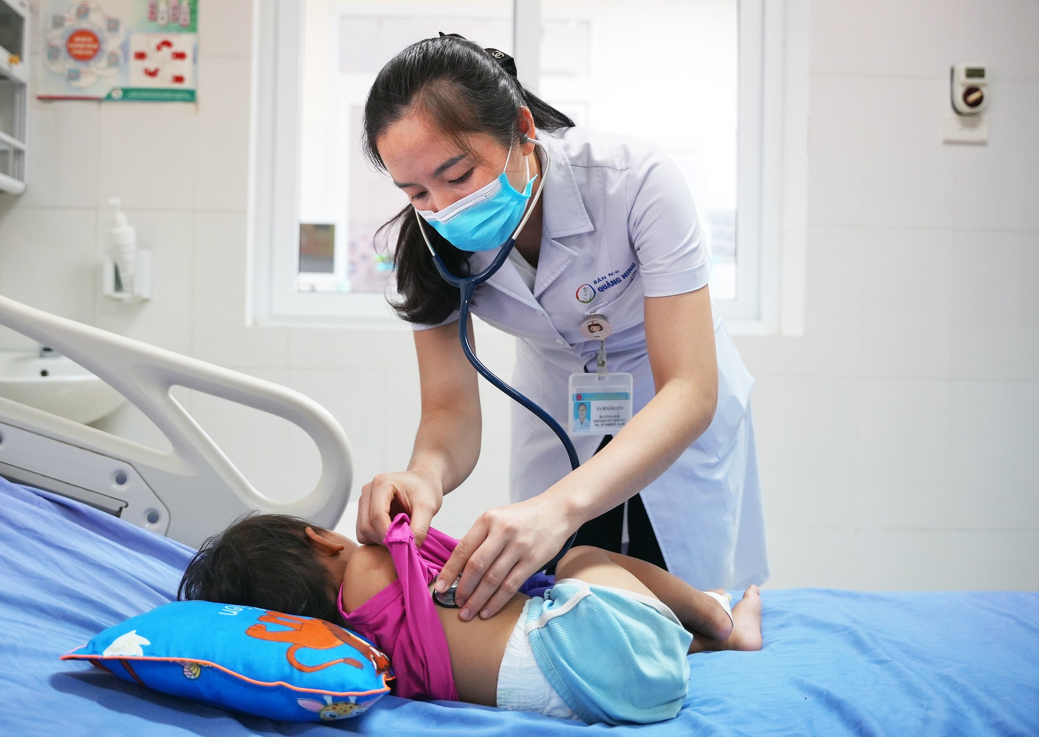 Nghe thấy tiếng kêu, gia đình chạy vào thấy con rắn độc bò bên cạnh bé 21 tháng - Ảnh 1.