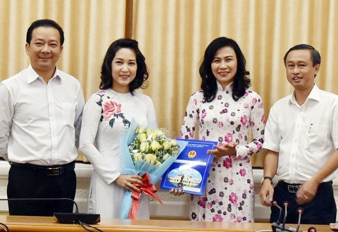 Nữ anh hùng trong "Người con gái đất đỏ": U50 là Phó Giám đốc Sở Văn hóa TP.HCM, tài hoa nhưng tình duyên lận đận - Ảnh 5.