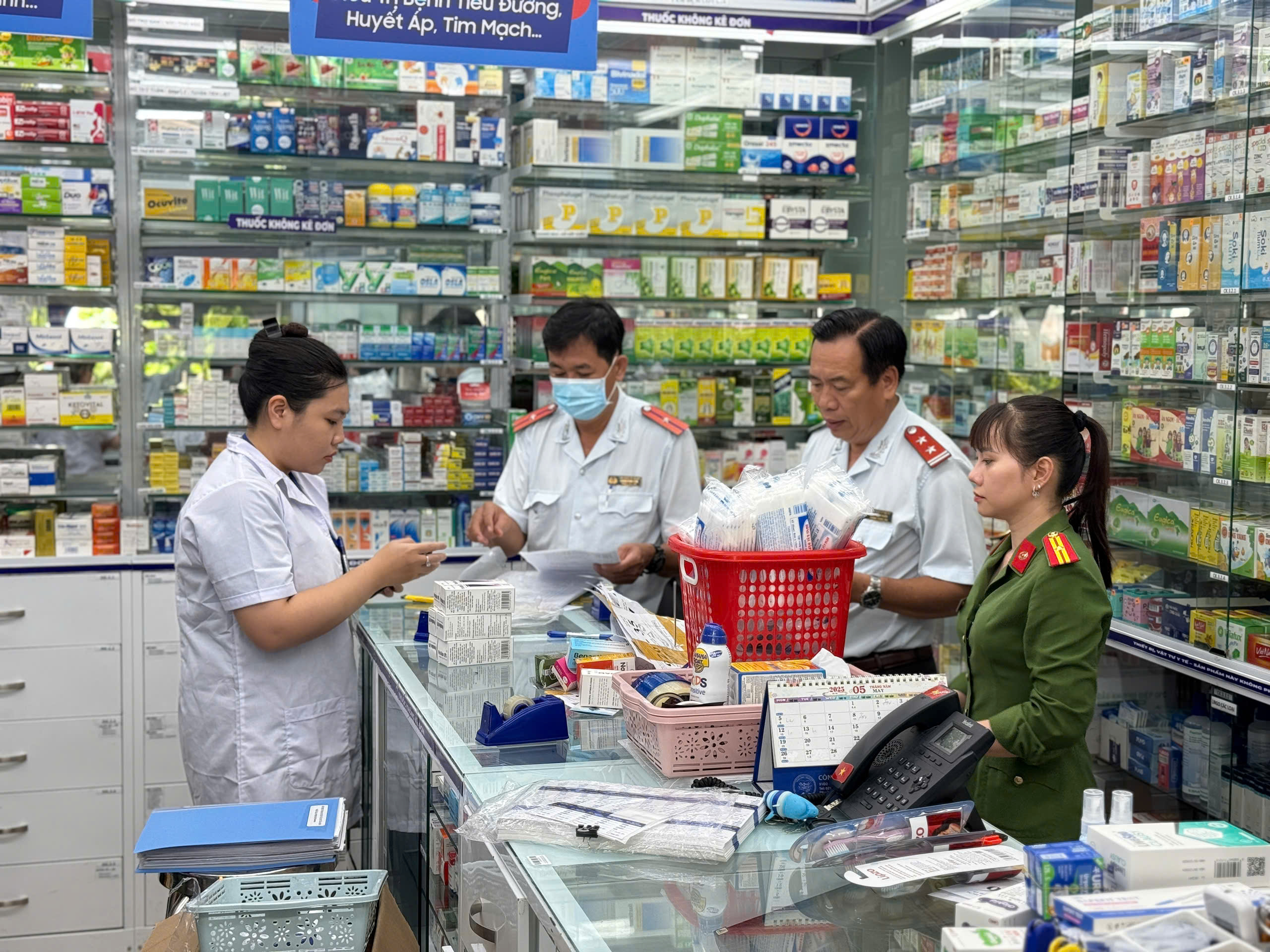 Ngành y tế siết chặt, không để thuốc lậu “lọt” thị trường - Ảnh 1.