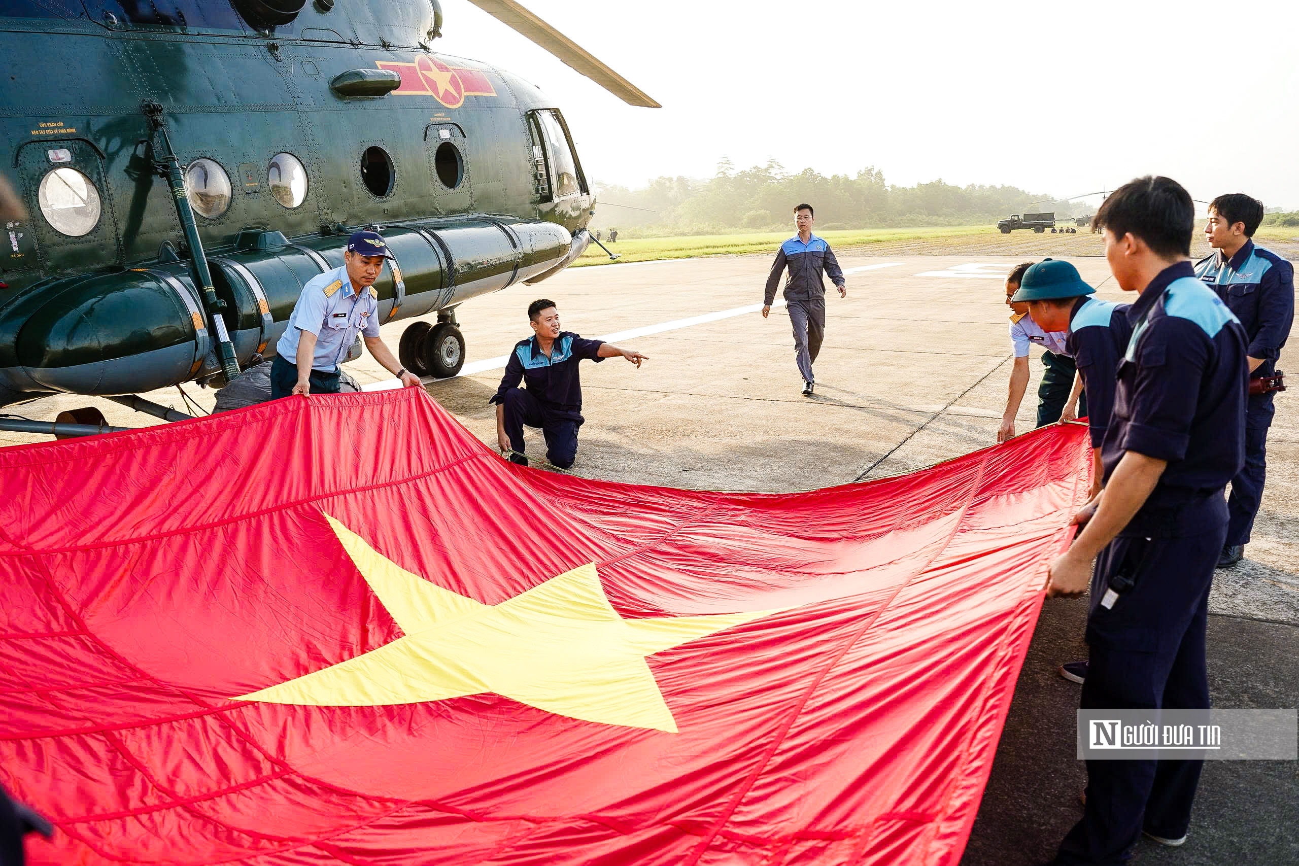 Đội hình trực thăng kéo cờ Đảng, cờ Tổ quốc trên bầu trời Hà Nội- Ảnh 7.