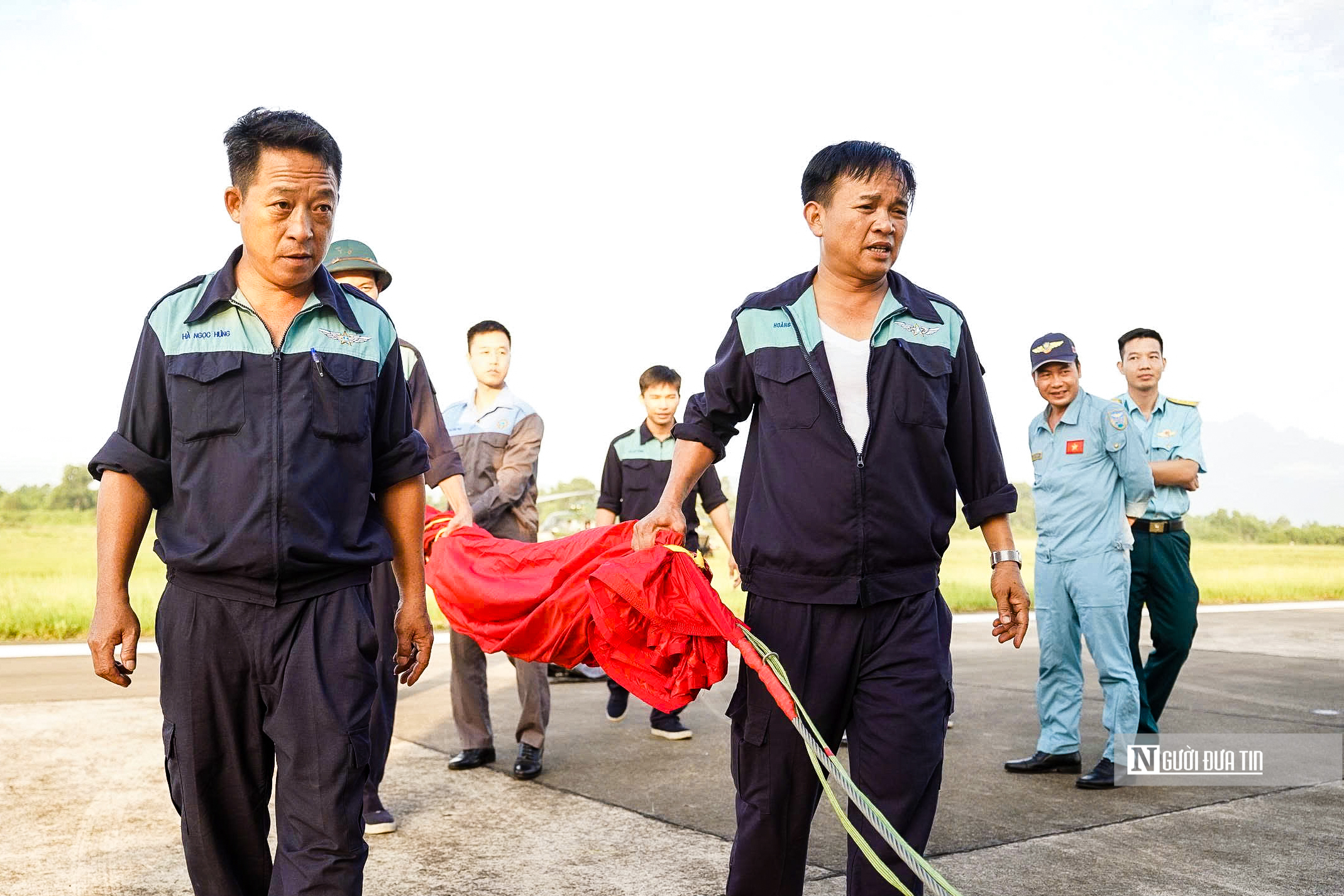 Đội hình trực thăng kéo cờ Đảng, cờ Tổ quốc trên bầu trời Hà Nội- Ảnh 8.