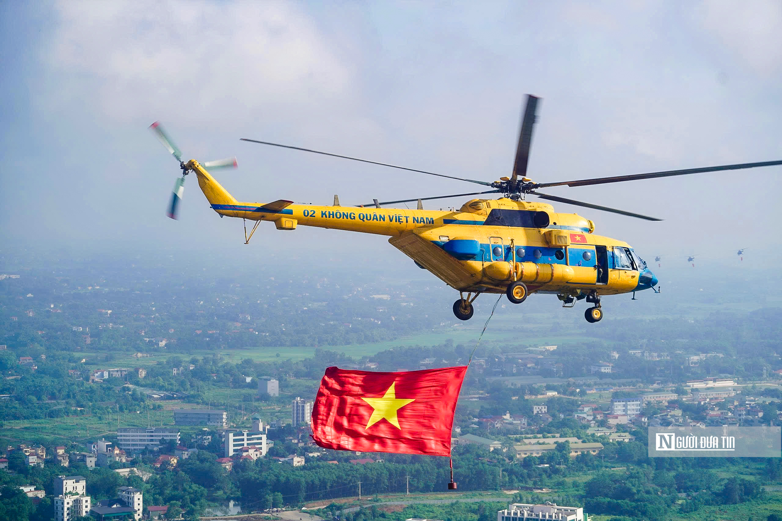 Đội hình trực thăng kéo cờ Đảng, cờ Tổ quốc trên bầu trời Hà Nội- Ảnh 16.