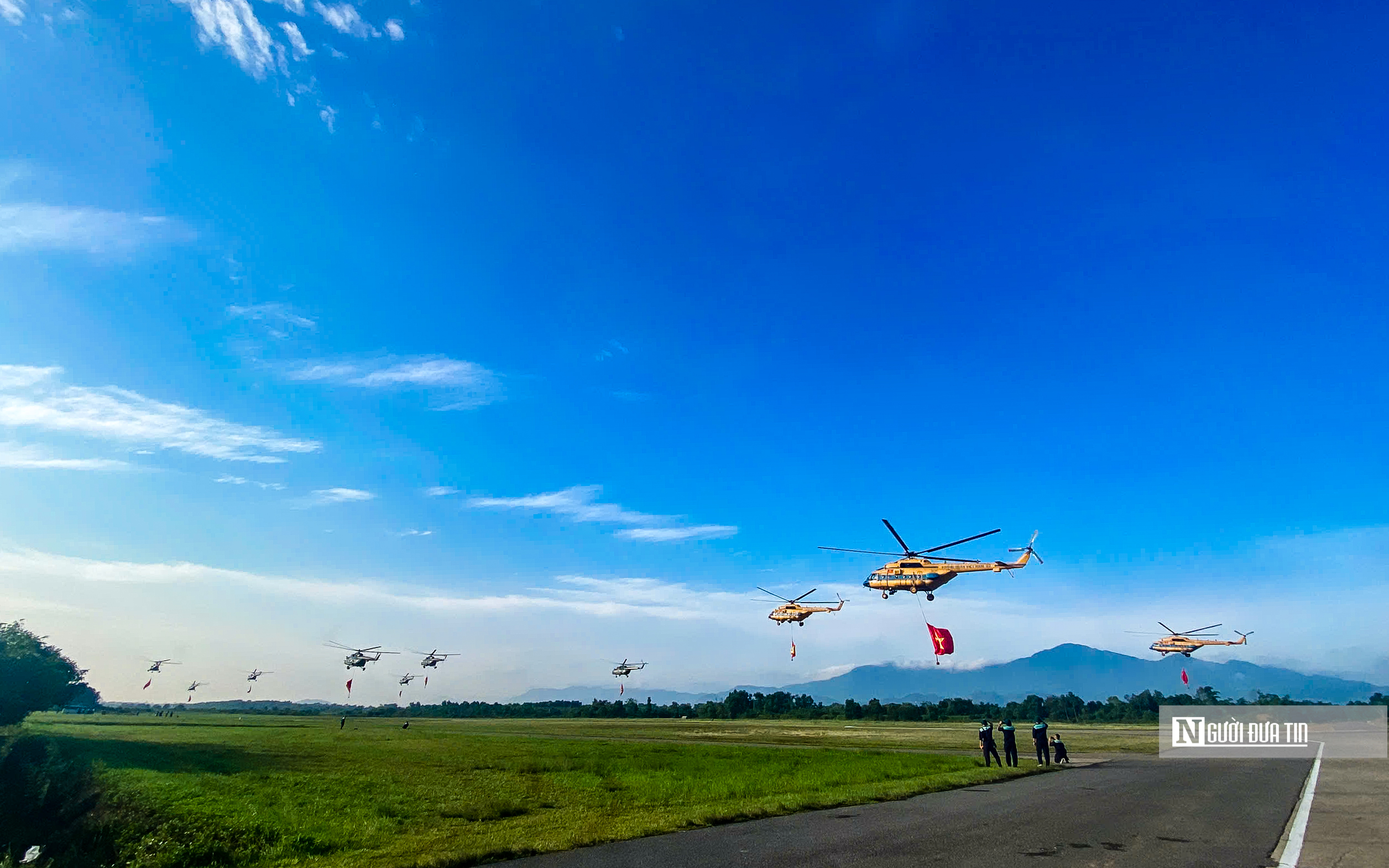Đội hình trực thăng kéo cờ Đảng, cờ Tổ quốc trên bầu trời Hà Nội- Ảnh 6.