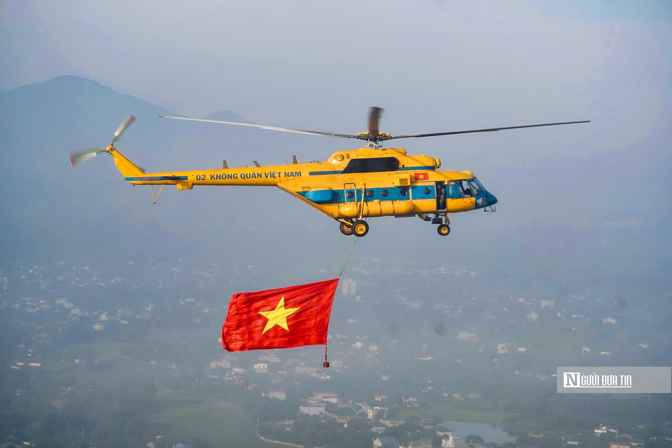 Đội hình trực thăng kéo cờ Đảng, cờ Tổ quốc trên bầu trời Hà Nội- Ảnh 13.