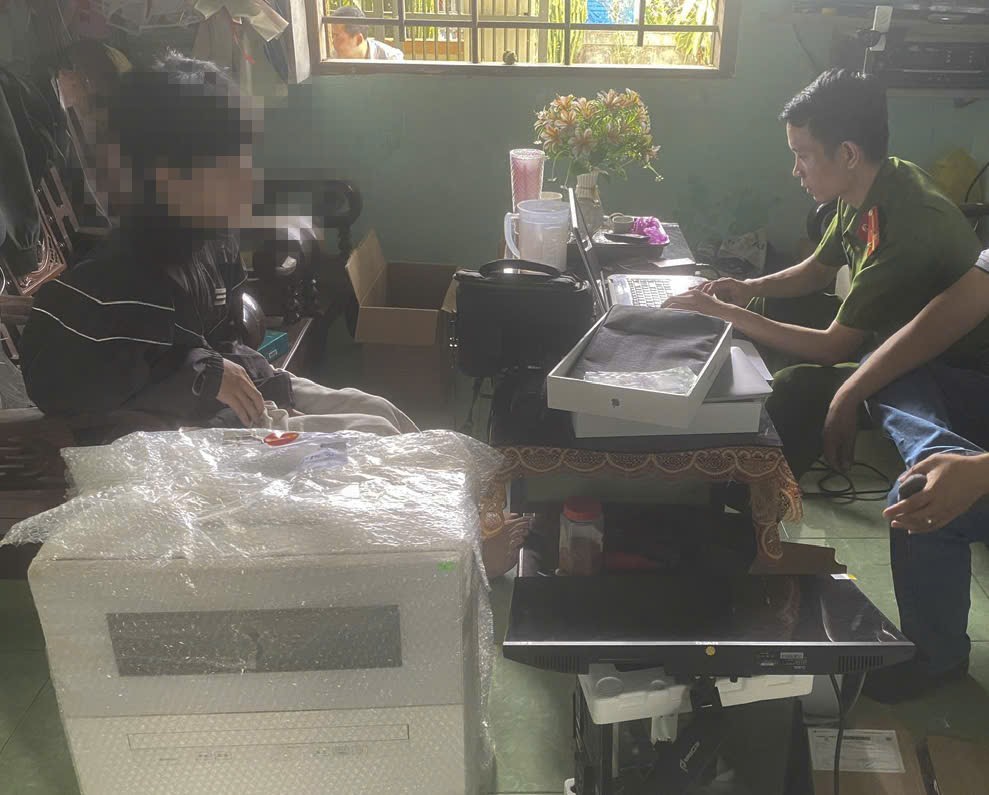 Thanh niên 17 tuổi làm hơn 300 hóa đơn chuyển tiền giả để lừa đảo - Ảnh 1.