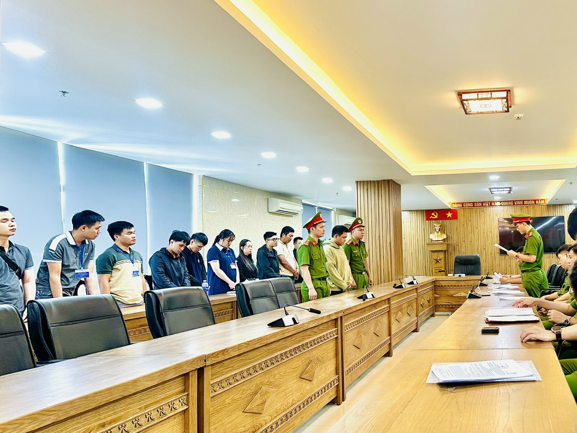 Nhân viên VPBank, OceanBank, LPBank bị cáo buộc giúp tội phạm mở tài khoản ma- Ảnh 1.