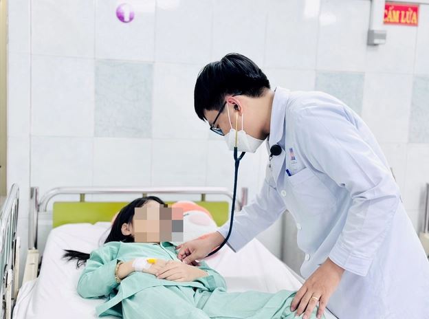 Ăn kẹo dẻo người quen mang từ nước ngoài về, 2 chị em nhập viện cấp cứu - Ảnh 1.