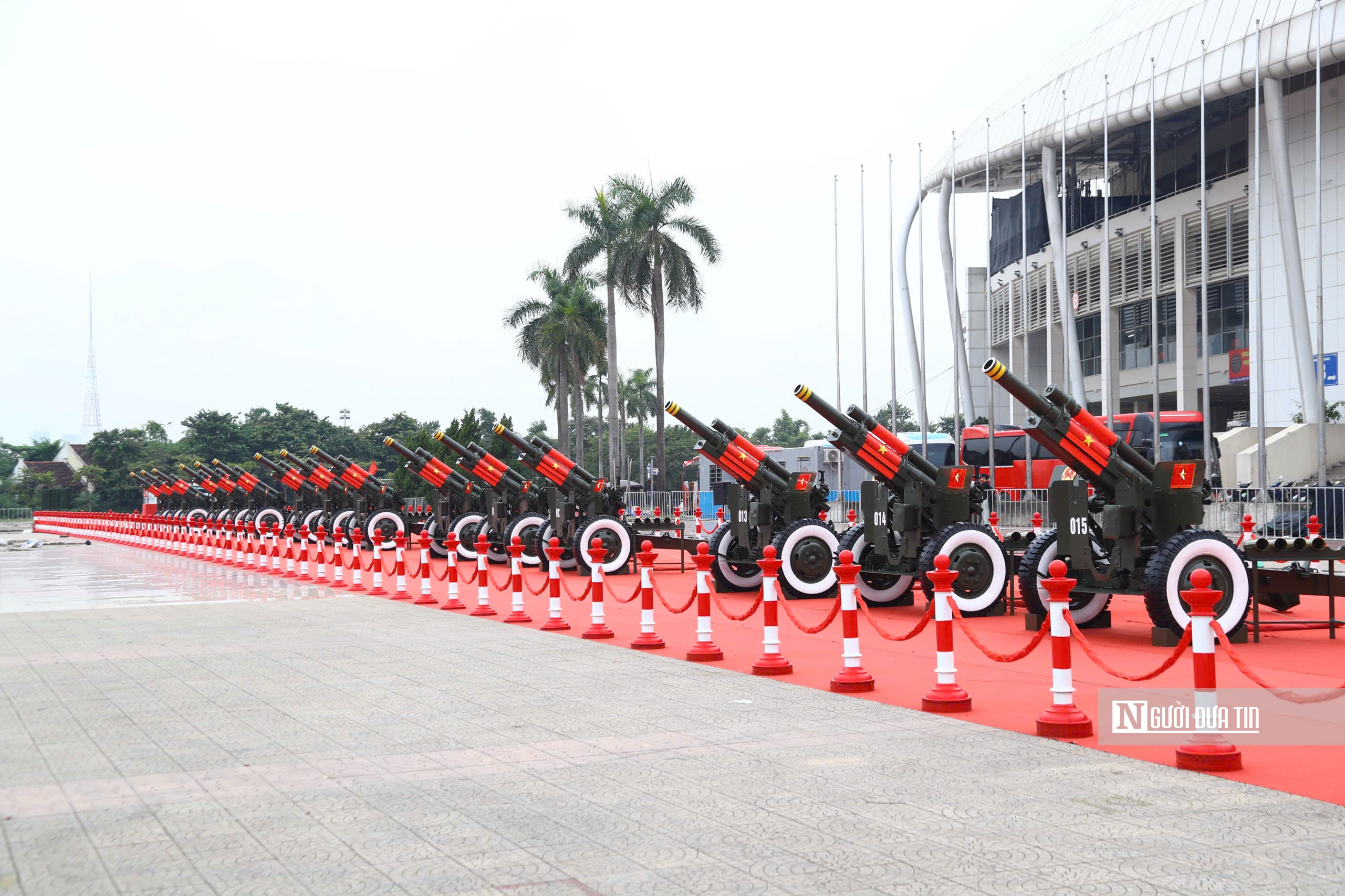 Cận cảnh dàn pháo tập kết tại Mỹ Đình để chuẩn bị luyện tập chào mừng Quốc khánh 2/9 - Ảnh 1.