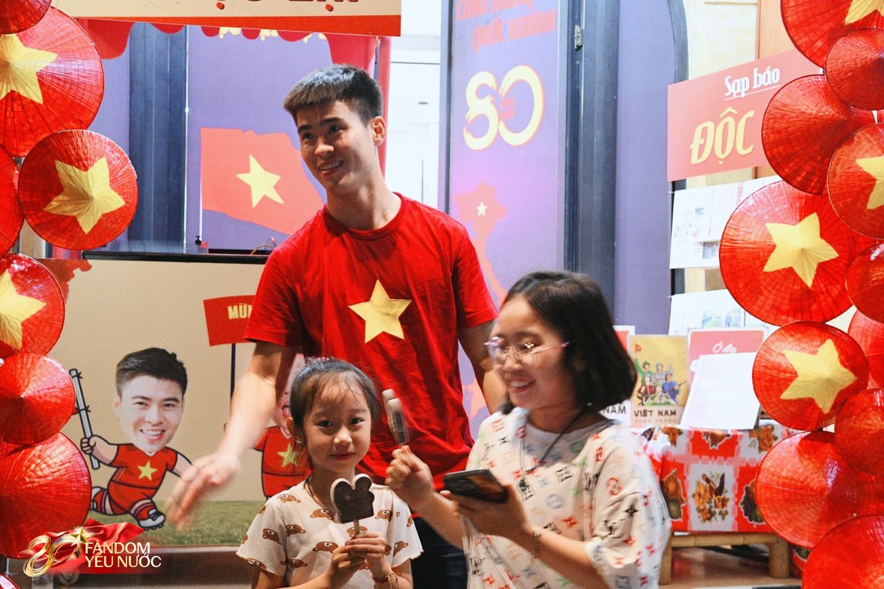Cầu thủ Duy Mạnh cùng bà xã trang hoàng nhà mặt phố, tặng 500 cây kem cho người đi xem tổng hợp luyện - Ảnh 6.