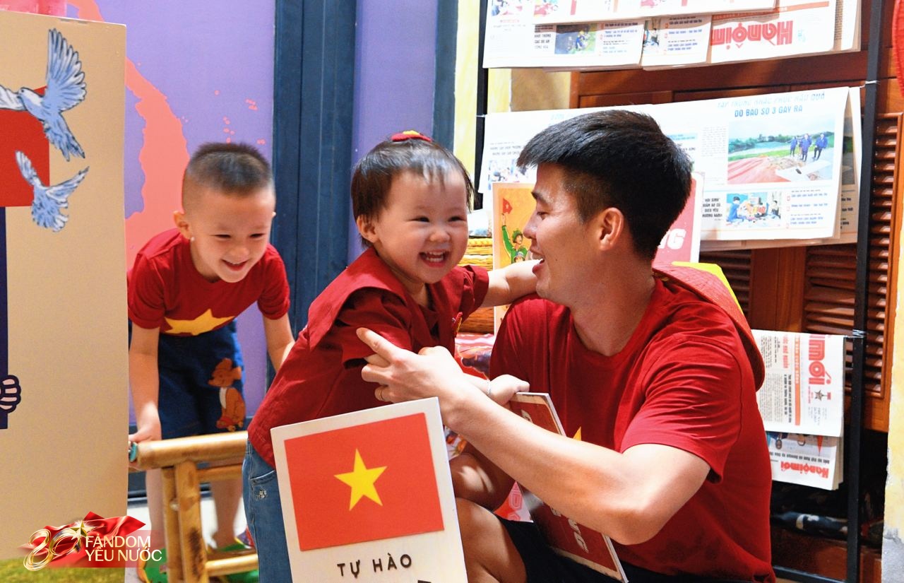 Cầu thủ Duy Mạnh cùng bà xã trang hoàng nhà mặt phố, tặng 500 cây kem cho người đi xem tổng hợp luyện - Ảnh 7.