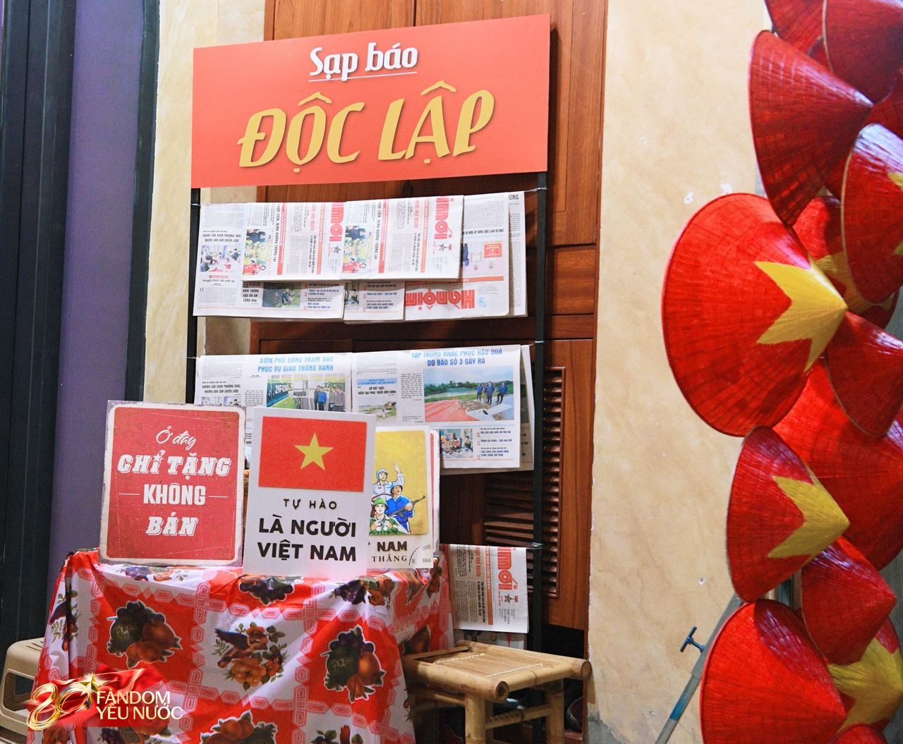 Cầu thủ Duy Mạnh cùng bà xã trang hoàng nhà mặt phố, tặng 500 cây kem cho người đi xem tổng hợp luyện - Ảnh 1.