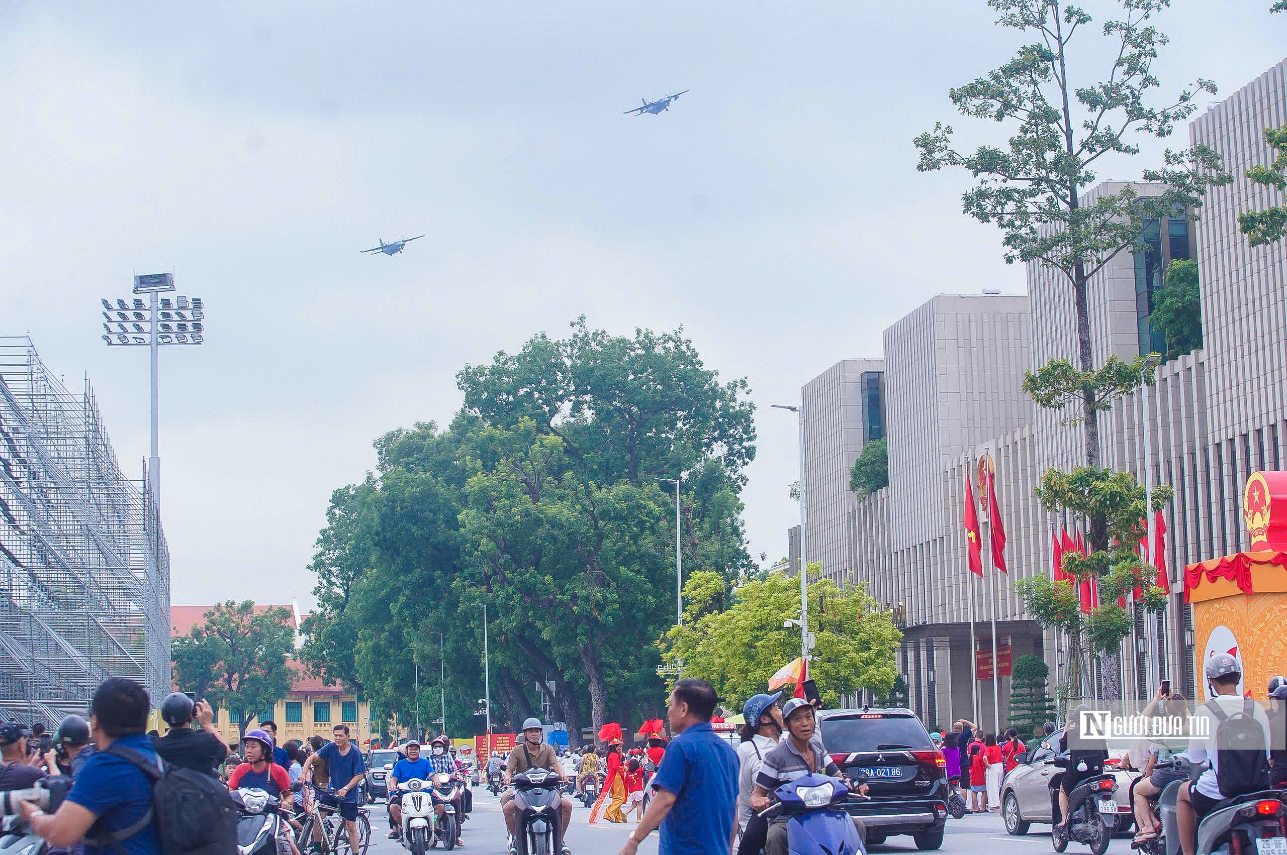Biên đội máy bay tập luyện diễu binh trên bầu trời Hà Nội - Ảnh 5.