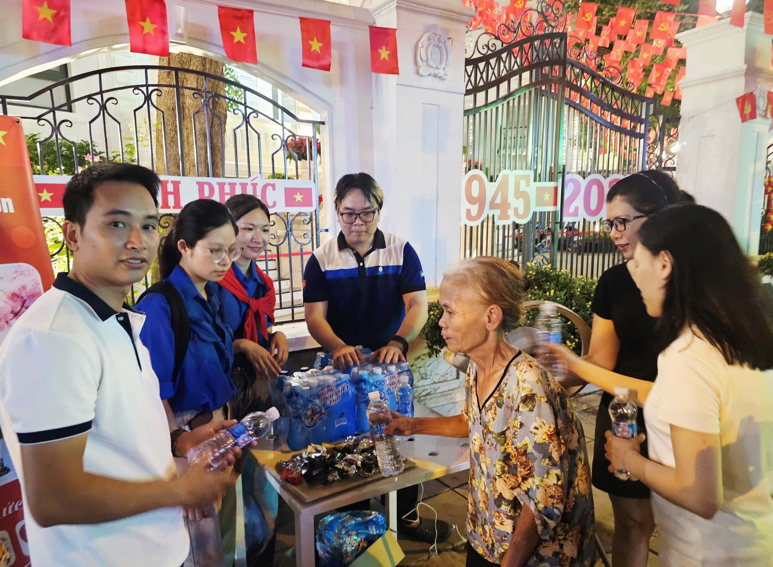 Trung tâm Báo chí Thủ đô phối hợp cùng Tân Hiệp Phát phục vụ nước miễn phí người xem diễu binh - Ảnh 1.