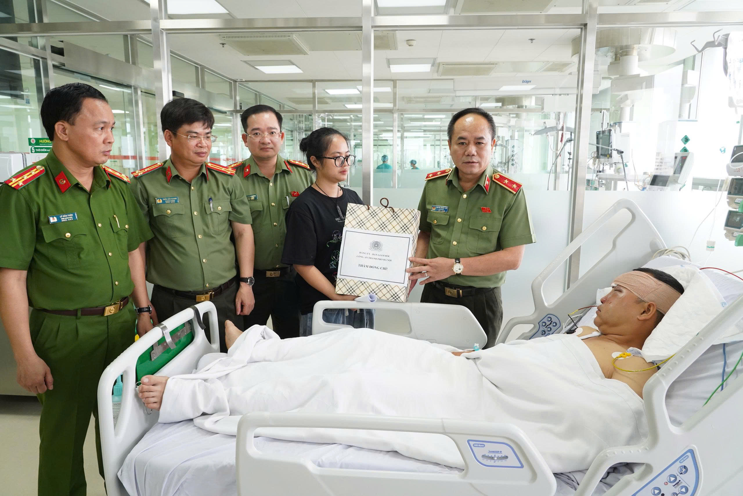 Giám đốc CATP Hà Nội thăm hỏi, động viên cán bộ bị thương khi làm nhiệm vụ - Ảnh 2.