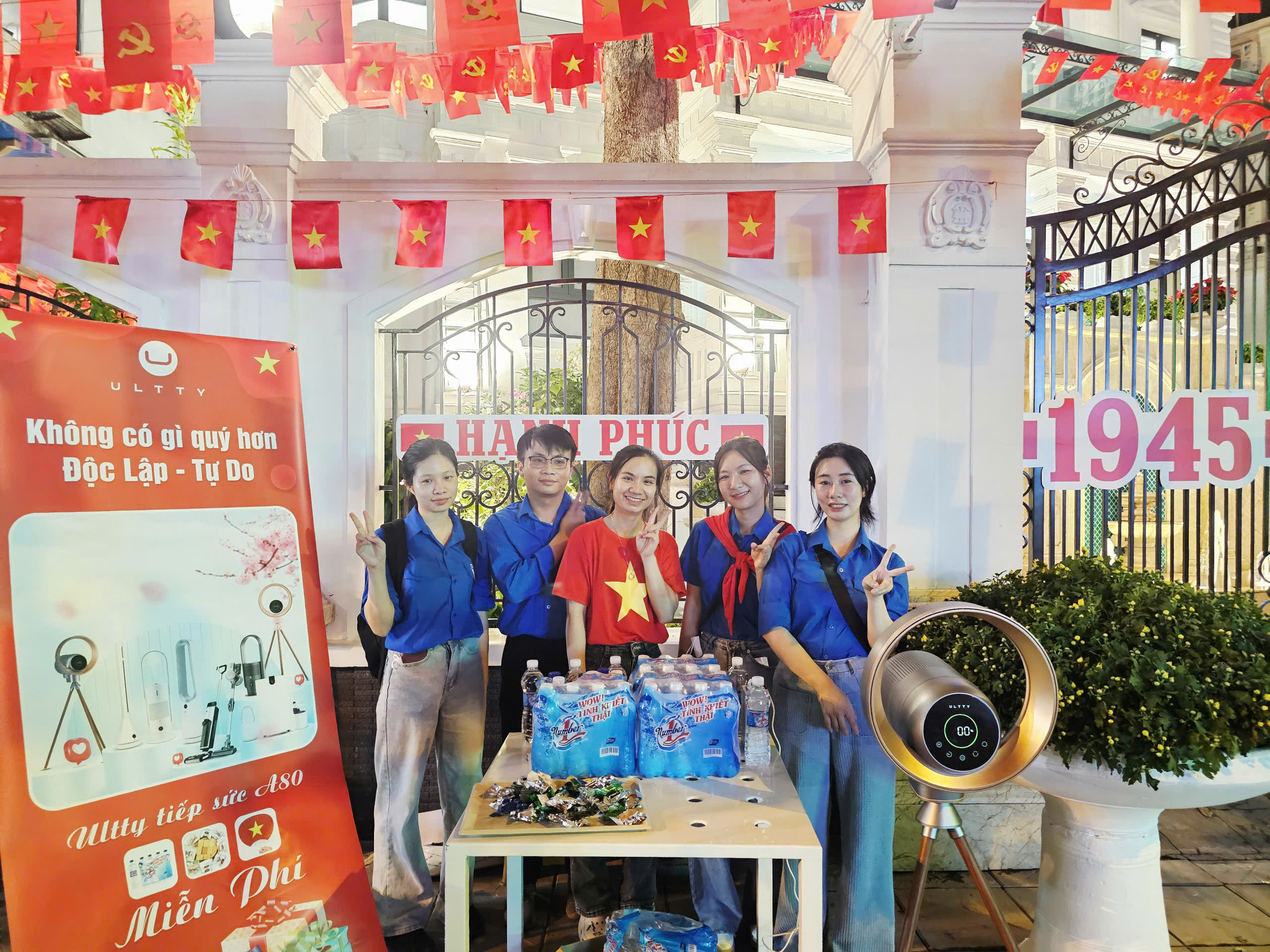 Trung tâm Báo chí Thủ đô phối hợp cùng Tân Hiệp Phát phục vụ nước miễn phí người xem diễu binh - Ảnh 2.