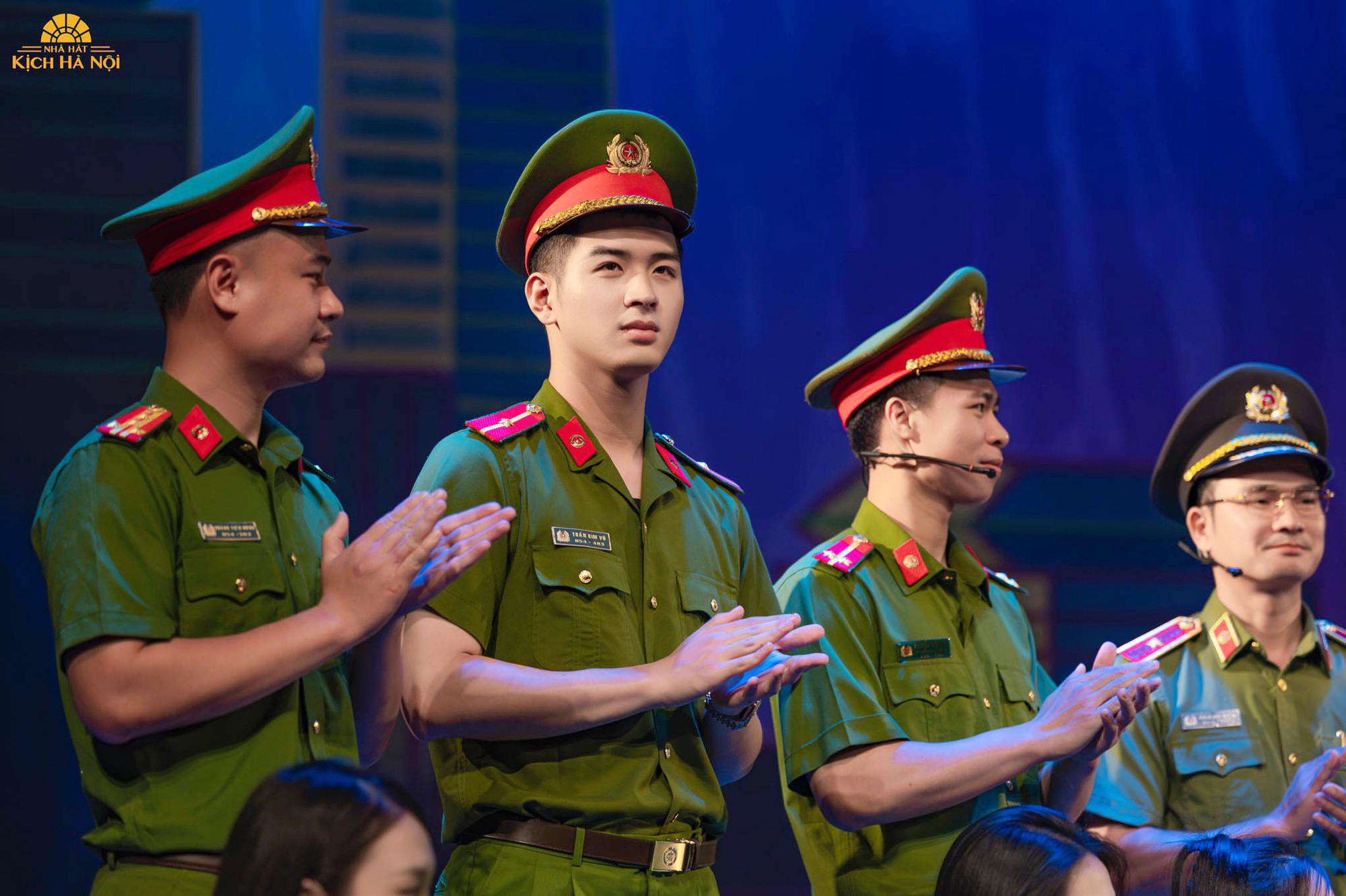 Gương mặt mỹ nam "chữa lành trái tim khán giả", xuất hiện 90 giây mà hơn cả bộ phim cộng lại- Ảnh 7.